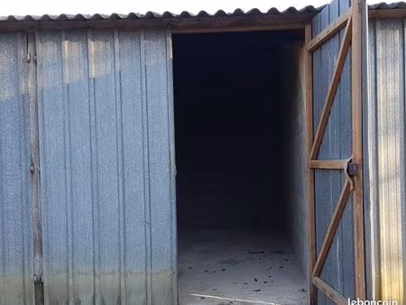 très grand box bétonné et fermé accès 24/24