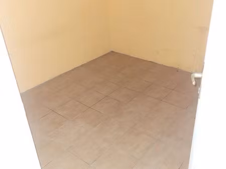 studio à louer sur une maison très grande terrasse avec deux rentrées et sorties 350