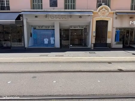 magasin av de la republique 80 m2