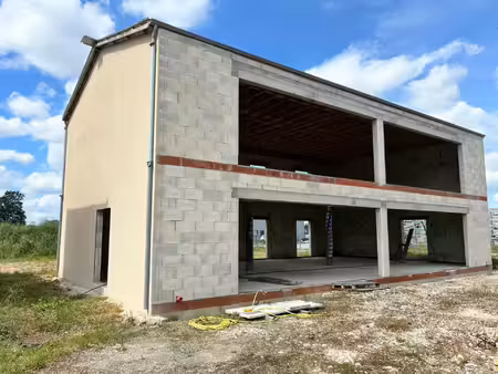 local commercial de 250 m2 proche autoroute