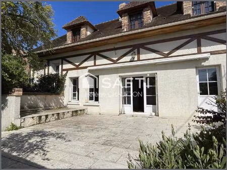 maison de 183m² avec 5 chambres sur jardin de 608m² avec garage attenant.