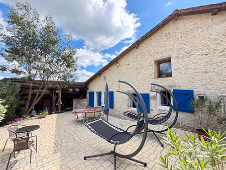 maison de caractère de trois chambres avec jardin et grange