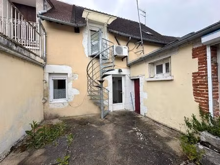 ensemble immobilier de deux maisons de ville avec places de stationnement