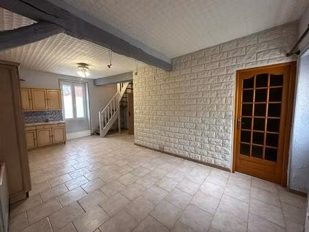 maison de ville  81 m²  3 pièces  stationnement  cour et cave