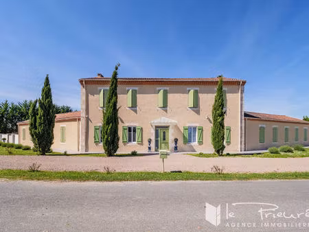 grande maison familiale avec piscine et espaces indépendants à aménager