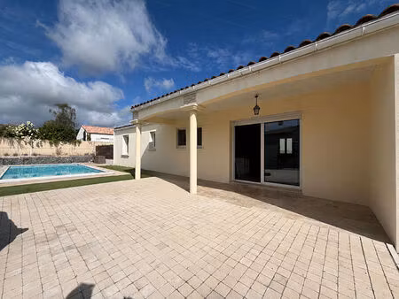 quartier résidentiel - maison de plain-pied avec terrasses & piscine