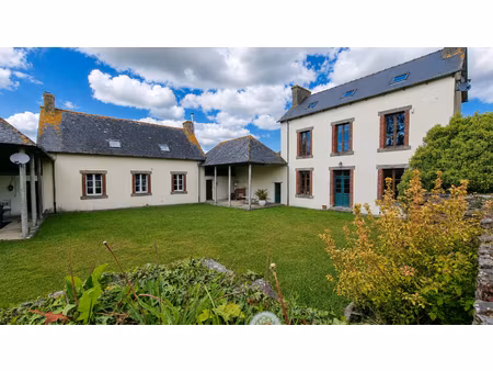 cotes d'armor  proche uzel  ancien maison d'école de 3 chambres avec 2 appartements à deux