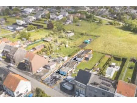 une parcelle de terrain avec 11 garages loués!