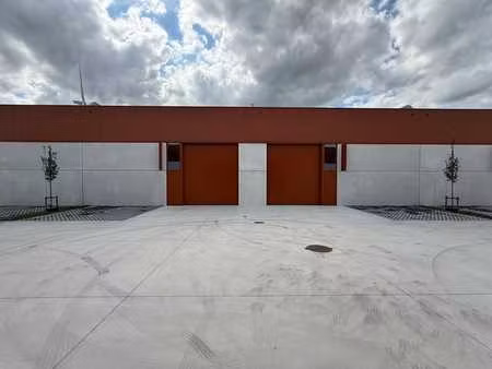 225 m² unité pme nouvellement construite à 2 km du r4
