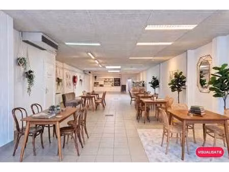 local commercial facilement accessible (246 m²) à louer à si