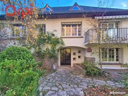 maison 2 pièces 161 m²