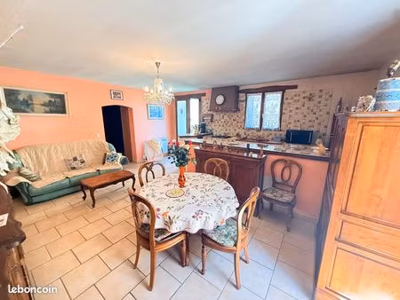 a vendre sur eyguieres. maison de village avec garage et cour extérieure
