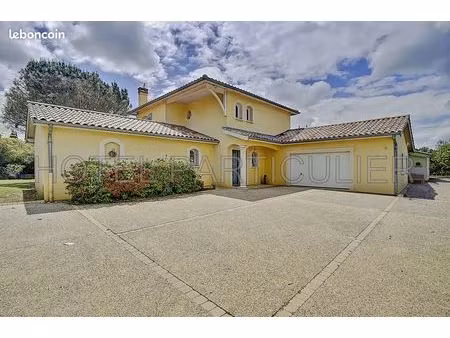 sathonay-village centre  maison de 184m² sur 1000 m²  au calme