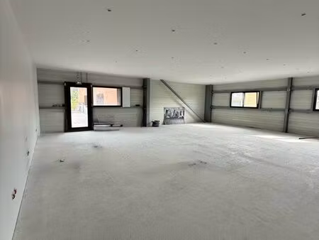 cuers  un local commercial de 110m2
