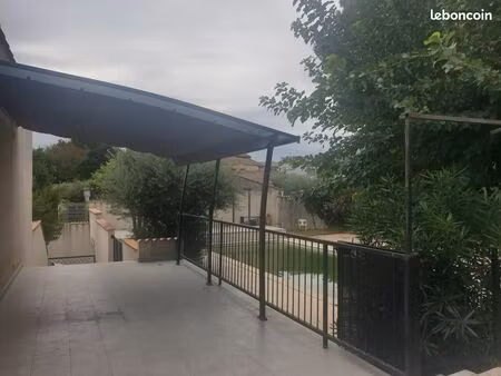 location villa avec piscine de type p4 avec 3 chambres + cour + garage - jonquières st vin