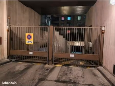 place de parking au 4eme sous sol avec entrée et sortie avec bip et ascenseur