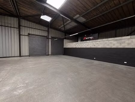 local / hangar professionnel à louer – beaux volumes et nombreuses possibilités
