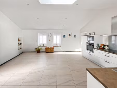 maison en pierres rénovée avec dépendance  grand séjour de 63 m² et garage ? proche mer