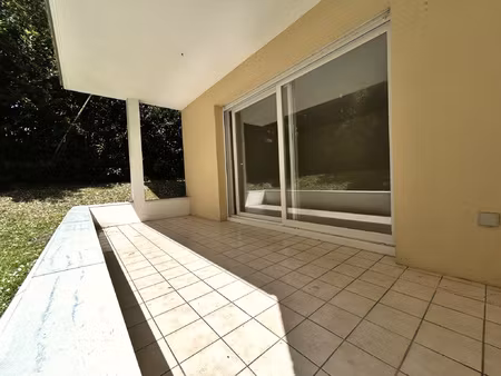 saint-martin agréable t2 avec terrasse couverte sans vis-à