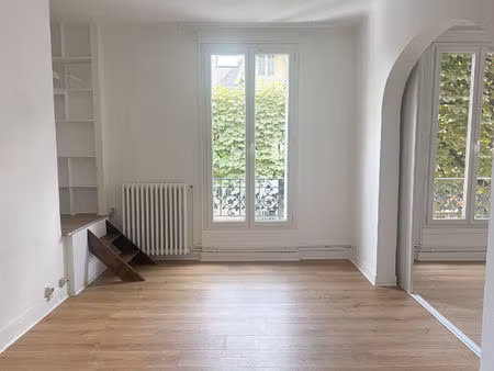 **maison divisée en deux appartements ? 184 m² au sol (123 m² carrez) ? jardins privatifs 