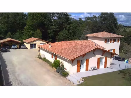 lumineuse contemporaine avec garage et carport sur beau terr