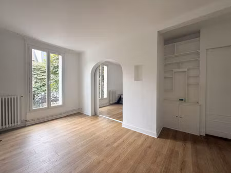 **maison divisée en deux appartements ? 184 m² au sol (123 m² carrez) ? jardins privatifs 