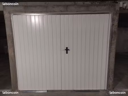 location box / garage fermé & sécurisé / proche aéroport