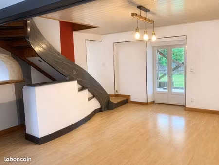 grand appartement t6 type maison de 133 m²  dans un corps de ferme  avec terrasse  grande 