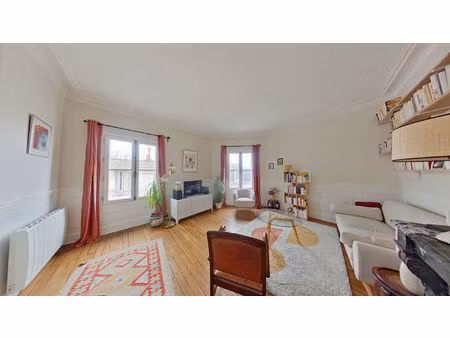 tours centre - appartement type 3 avec beaucoup de charme et en très bon état.