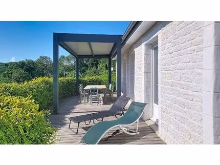 a equemauville  dominant la vallée  maison de 190m² sur deux niveaux comprenant trois cham