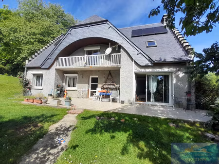 maison élevée sur deux niveaux avec garage et terrain de 317