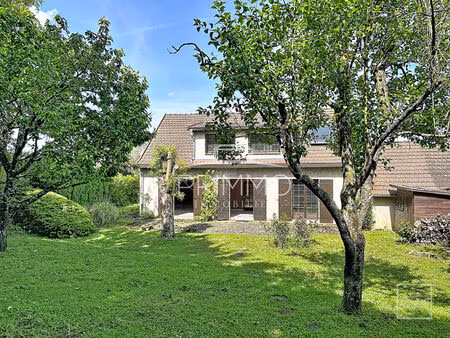 maison à saint cyr au mont d or sur terrain de 880m² à proximité toutes commodités.