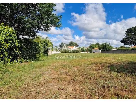 terrain constructible et divisible d'environ 1900 m² à vairé