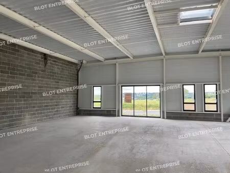 location commerce plechatel 35470 150m²