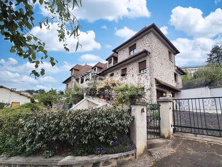 a vendre à aurillac  à deux pas du centre-ville  maison 8 pièces d'une surface d'environ 2