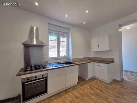 à louer dans une maison de village  appartement rénové de 95 m²