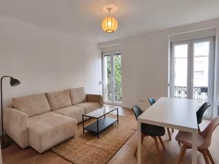 f3 rénové meublé avec un balcon à dornach