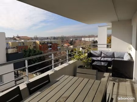 sept deniers - t4 80m2 meublé - grande terrasse - 2 parkings intérieurs