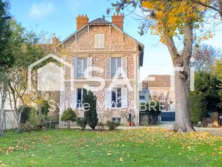 maison pleine de charme avec son parc arboré