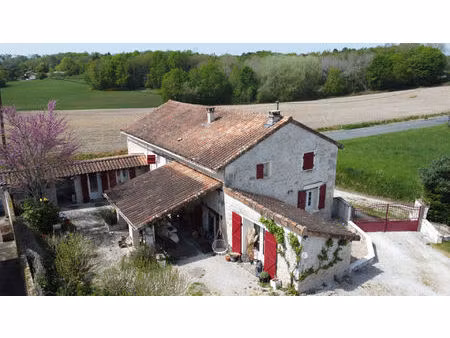 charmante charentaise rénovée avec 4 chambres  piscine et vue dégagée