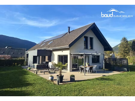 maison contemporaine sur grand terrain
