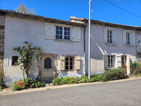 charente : maison de village bien présentée avec 2 chambres  grange attenante et grand jar