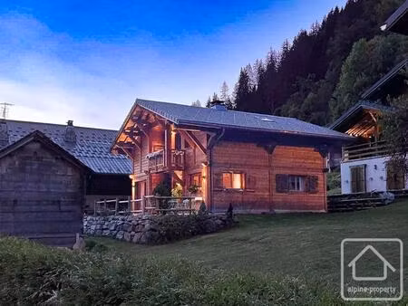 chalet récent impeccable de 3 chambres et 2 salles de bains  avec jardin et parking  situé