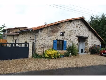 maison en pierre de trois chambres avec grande grange