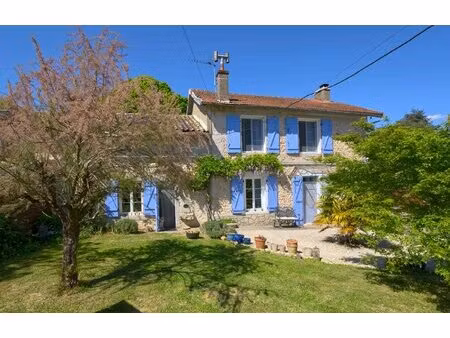 charmante maison de campagne située dans un endroit paisible