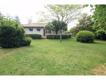 maison de village au style contemporain  avec jardin et petit bois
