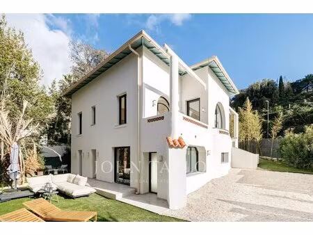 villa contemporaine rénovée avec piscine intérieure