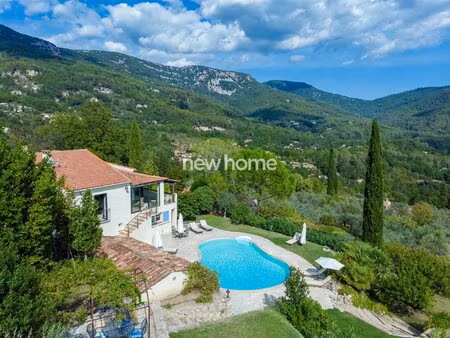 villa à pied du village avec vue panoramique