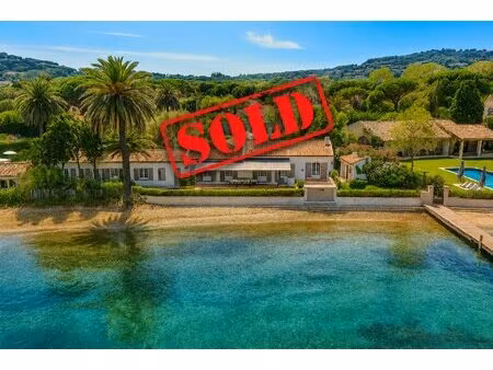 saint-tropez - baie des canoubiers - villa pieds dans l'eau - amarrage privé - 8 chambres.