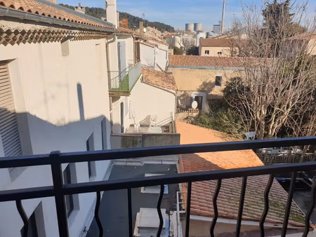 studio meublé avec balcon très bien situé